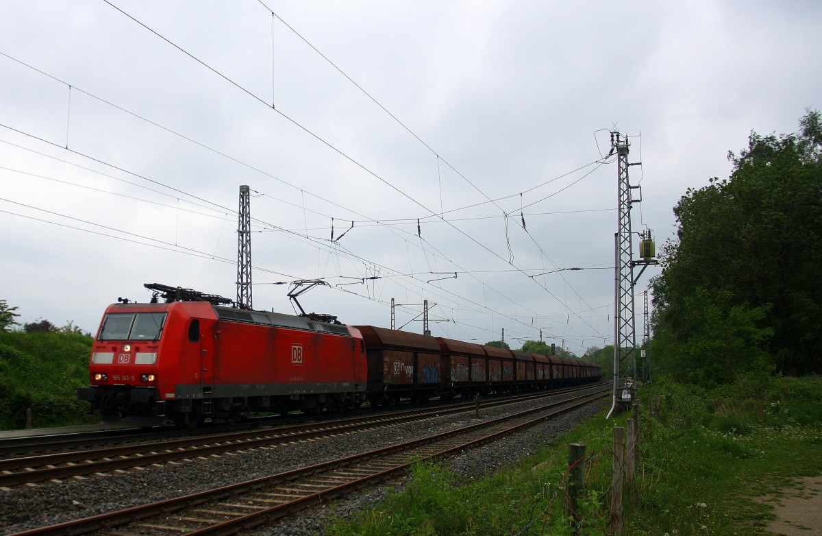 185 143-5 DB kommt  mit einem langen Kohlenleerzug aus Bernburg nach Gent-Zeehaven(B) aus Richtung Neuss,Herzogenrath,Kohlscheid und fährt in Richtung Richterich,Laurensberg,Aachen-West.
Aufgenommen bei Wilsberg in Kohlscheid bei Wolken am Abend vom 2.5.2014.