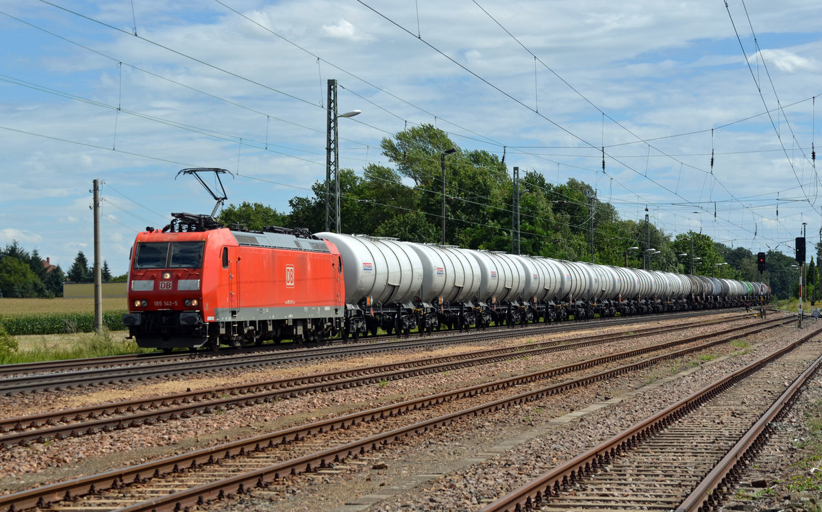 185 143 führte am 05.08.17 einen Kesselwagenzug durch Weißig (b. Riesa) Richtung Zeithain.