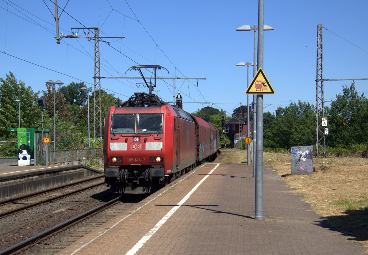 185 144-3 DB kommt aus Richtung Mönchengladbach-Hbf mit einem Güterzug aus Ruhrgebiet nach Köln-Gremberg(D) und fährt durch den Rheydter-Hbf in Richtung Grevenbroich,Köln. 
Aufgenommen vom Bahnsteig 3 in Rheydt-Hbf. 
Bei Sommerwetter am Mittag vom 1.7.2018.