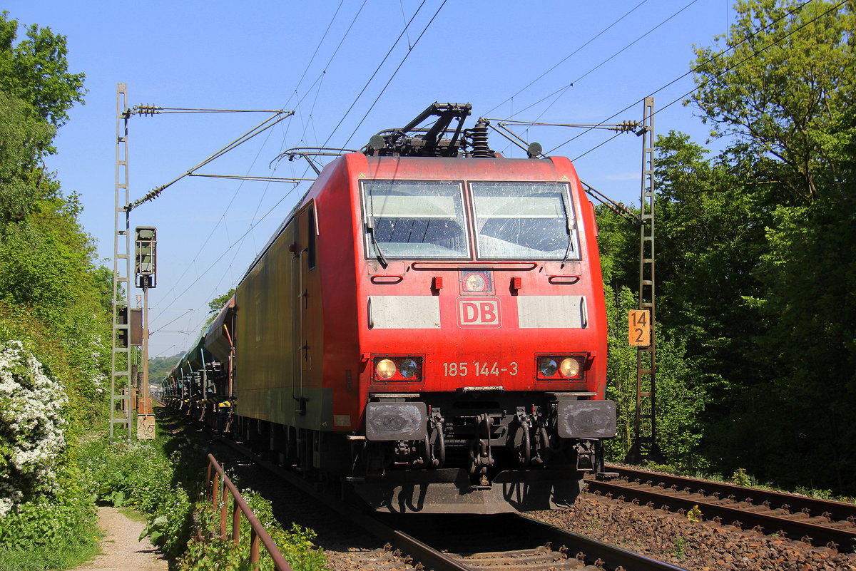 185 144-3 DB kommt die Kohlscheider-Rampe hoch aus Richtung Rheydt,Wickrath,Beckrath,Herrath,Erkelenz,Baal,Hückelhoven-Baal,Brachelen,Lindern,Süggerath,Geilenkirchen,Frelenberg,Zweibrüggen,Übach-Palenberg,Rimburg,Finkenrath,Hofstadt,Herzogenrath mit einem  Kalkleerzug aus Hagen(D) nach Marche-les-Dames(B) und fährt in Richtung Kohlscheid,Richterich,Laurensberg,Aachen-West. 
Aufgenommen von einem Weg in Straß-Herzogenrath an der Kohlscheider-Rampe. 
Bei Sommerwetter am Mittag vom 5.5.2018.