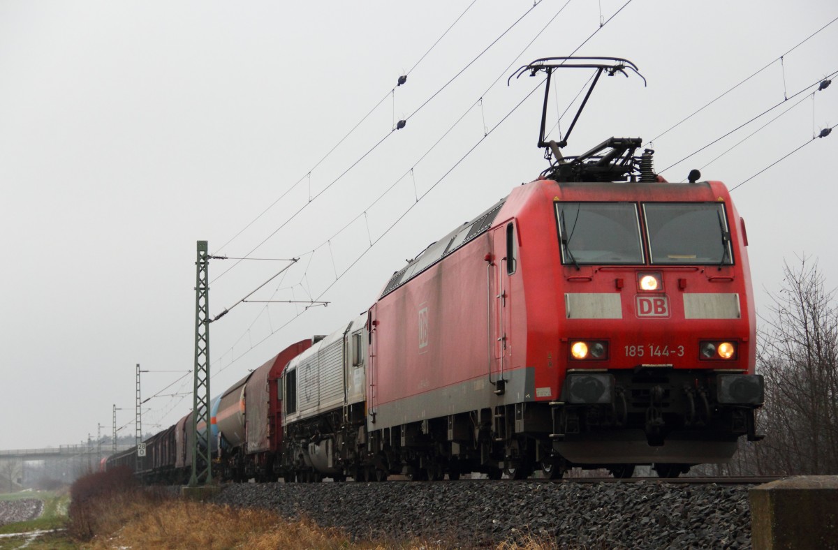 185 144-3 DB Schenker und 247 007-8 bei Reundorf am 08.01.2015.