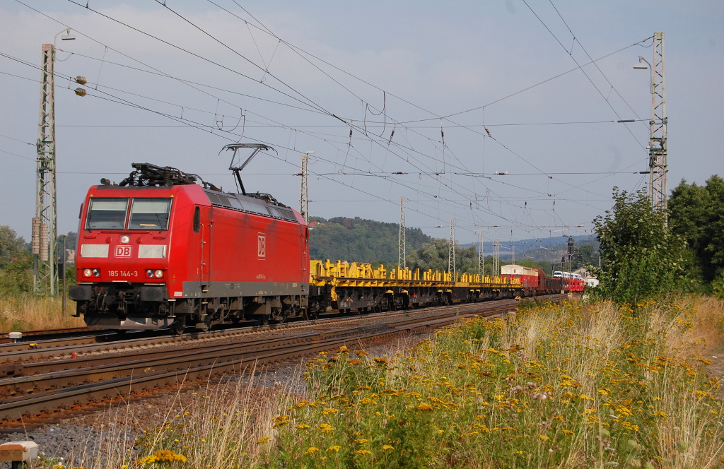 185 144-3 mit einem EZ am 10.08.2013 kurz hinter dem Bhf. Einbeck-Salzderhelden.