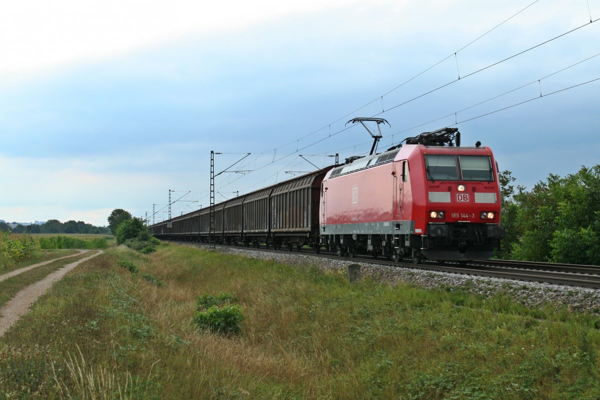 185 144-3 mit einem RedBull-Zug aus �sterreich gen Norden am Nachmittag des 07.09.13 bei H�gelheim.