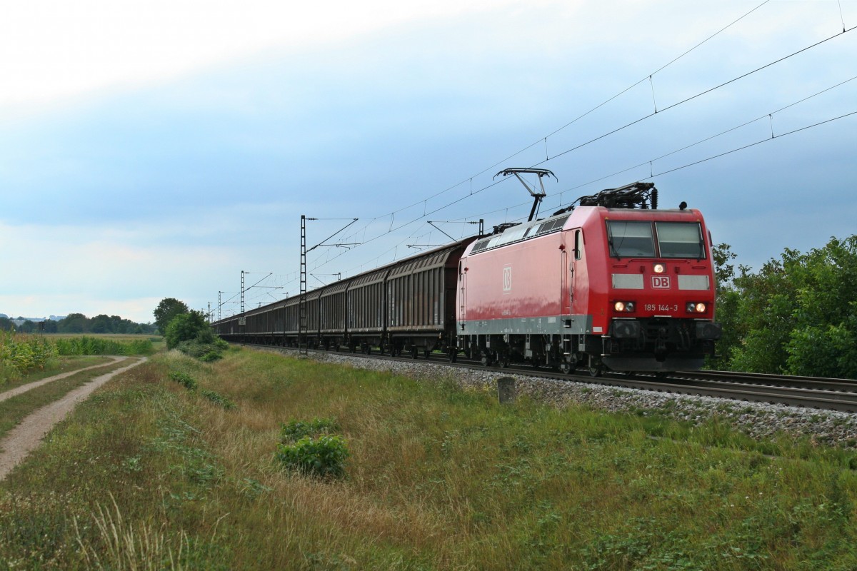 185 144-3 mit einem RedBull-Zug aus sterreich gen Norden am Nachmittag des 07.09.13 bei Hgelheim.