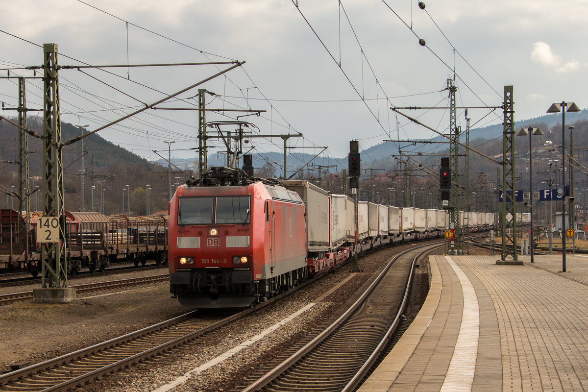 185 144-3 mit einer schier endlos langen Leine. Aufgenommen am 29. März 2018 im Bahnhof Saalfeld.