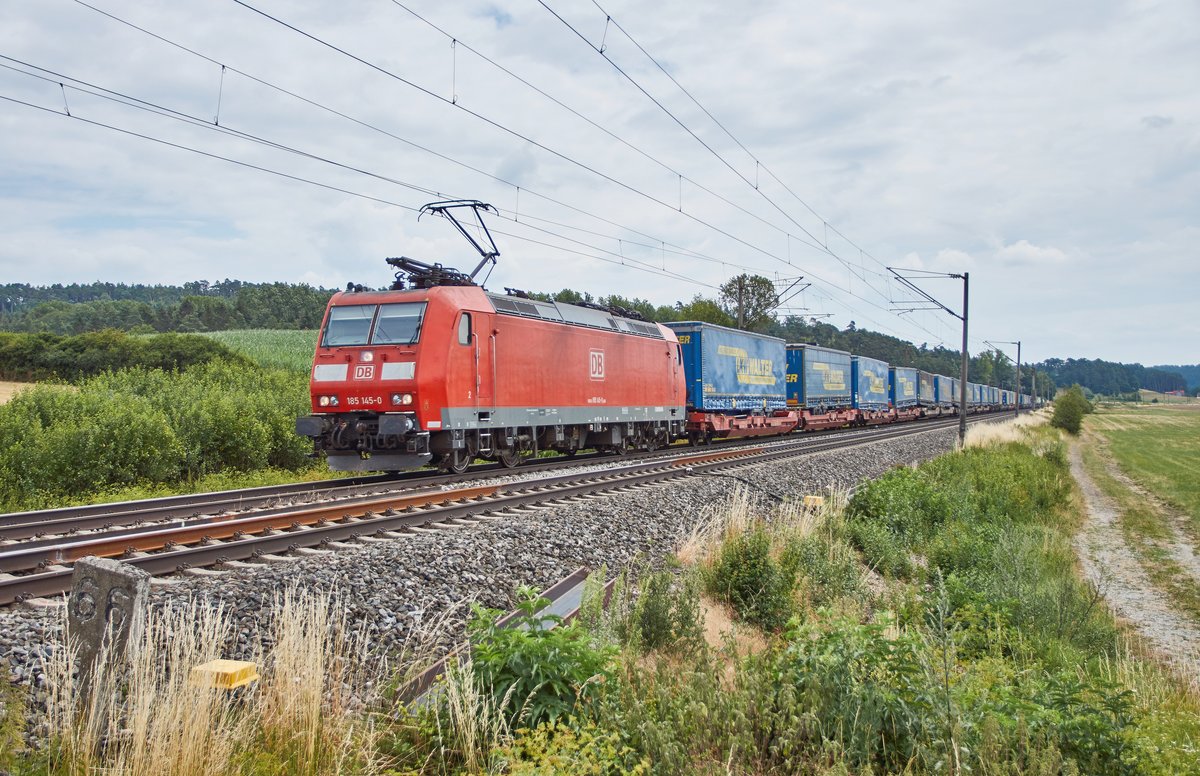 185 145-0 ist am 11.07.2018 mit einen Walterzug in Richtung Würzburg bei Dörfle unterwegs.