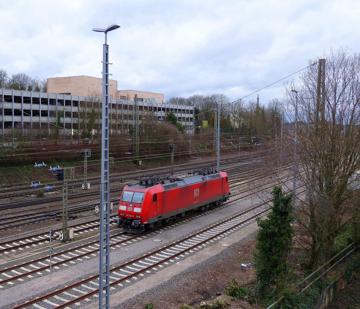185 145-0 DB steht auf dem abstellgleis in Aachen-West. 
Aufgenommen von der Brücke Turmstraße.
Bei Wolken am Nachmittag vom 24.1.2018.