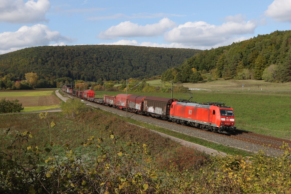 185 145 mit einem gemischten Güterzug aus Gemünden kommend am 11. Oktober 20222 bei Harrbach im Maintal.