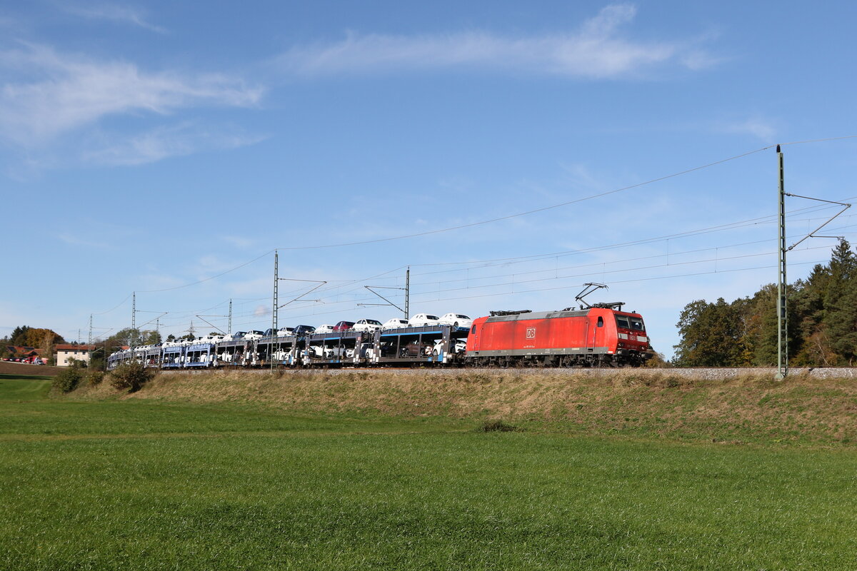 185 145 war mit einem Autozug am 28. Oktober 2023 bei Rückstetten in Richtung Freilassing unterwegs.