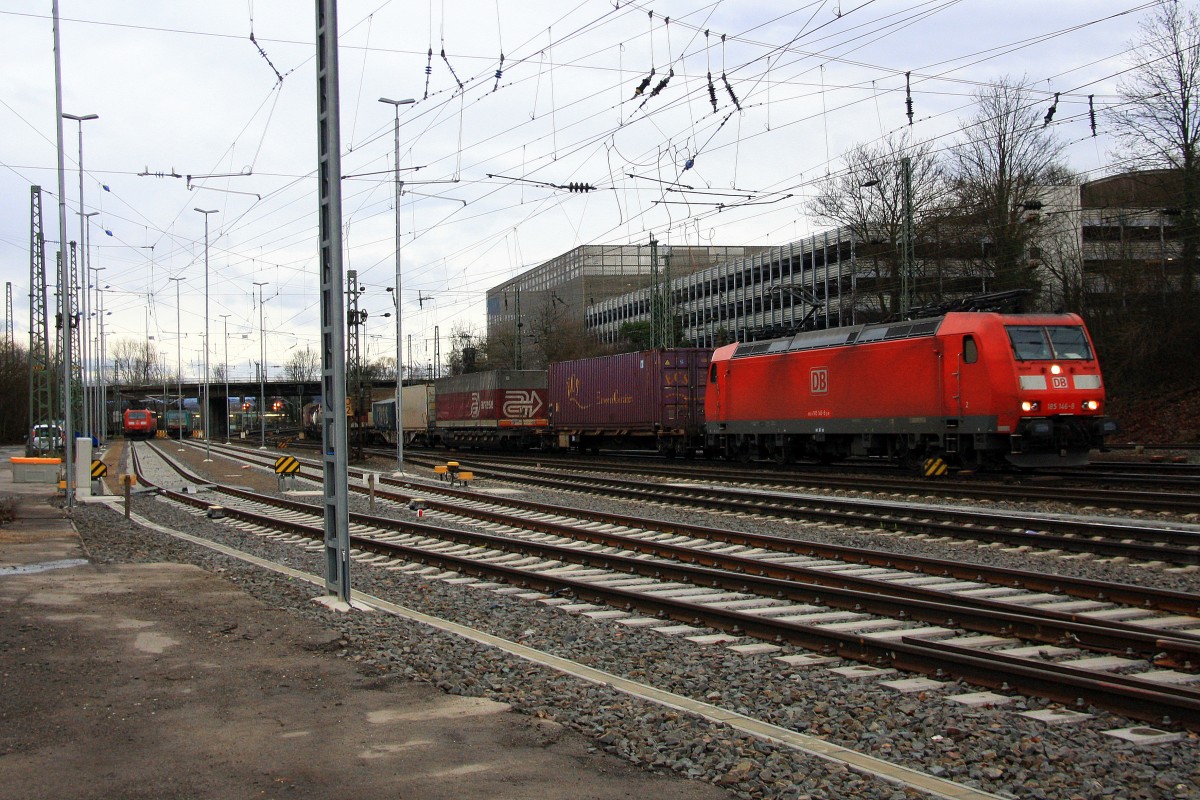 185 146-8 DB kommt aus Richtung Köln,Aachen-Hbf mit einem langen Contanierzug aus Gallarate(I) nach Zeebrugge(B) und fährt in Aachen-West ein, und im Hintergrund stehen 185 164-1 und 139 554-0 beide von DB und eine Cobra 2830  auf neuen Abstellgleis in Aachen-West am 4.1.2014.