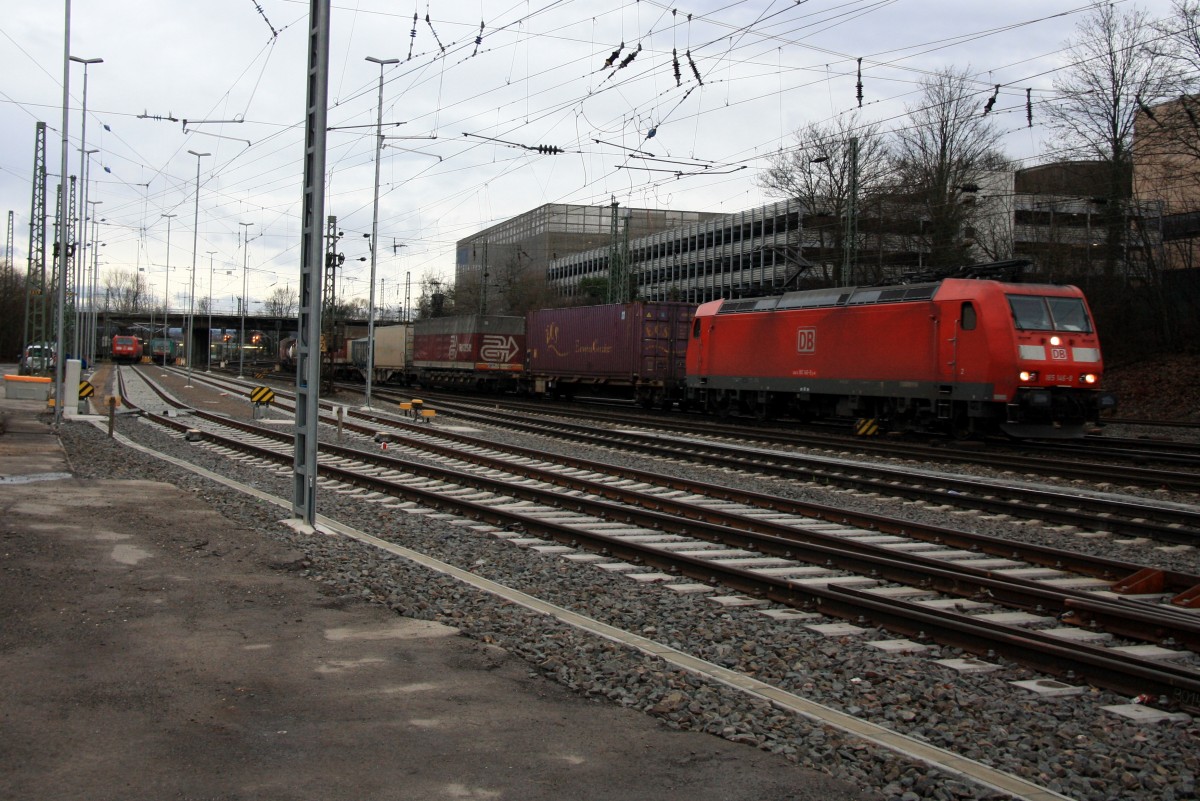 185 146-8 DB kommt aus Richtung Köln,Aachen-Hbf mit einem langen Contanierzug aus Gallarate(I) nach Zeebrugge(B) und fährt in Aachen-West ein, und im Hintergrund stehen 185 164-1 und 139 554-0 beide von DB und eine Cobra 2830 auf neuen Abstellgleis in Aachen-West am 4.1.2014.