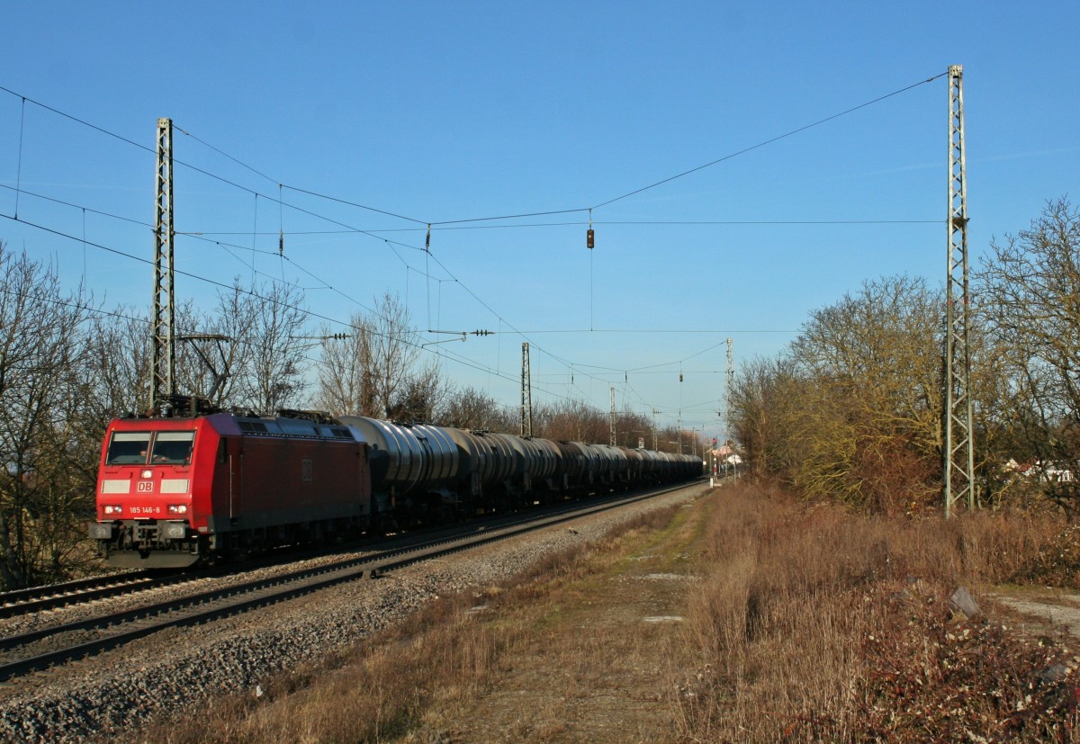 185 146-8 mit einem Kesselzug gen Sden am Nachmittag des 23.12.13 bei der Durchfahrt des Bahnhof Heitersheim.