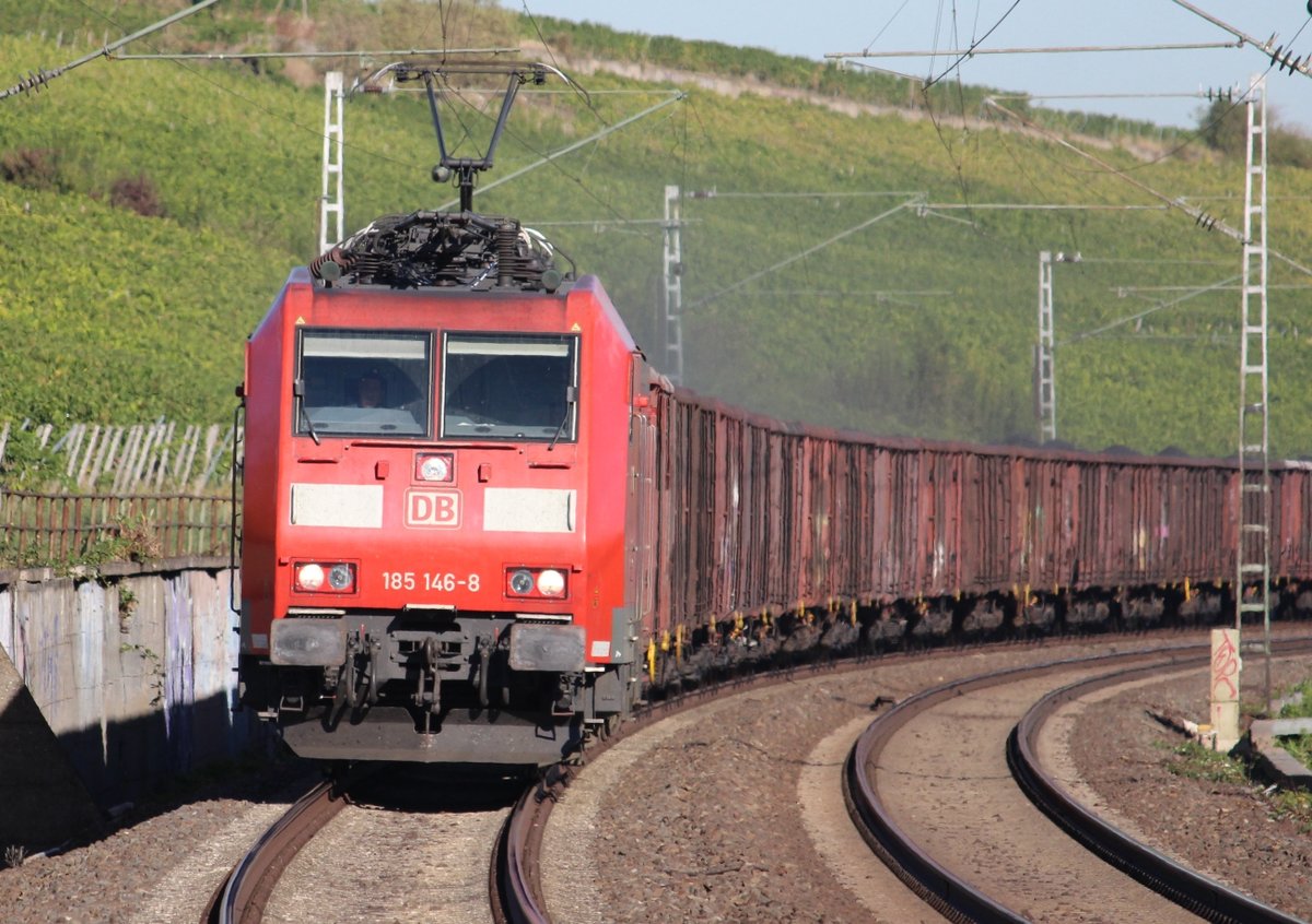 185 146-8 zieht am 27.09.2018 einen staubigen Kohlezug durch die Weinberge bei Hattenheim.