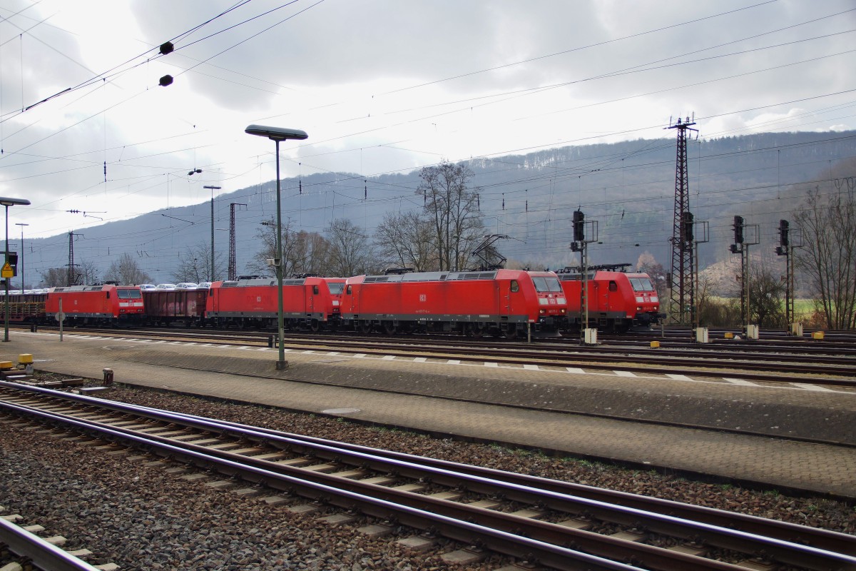 185 147-6 + 185 177-3 + 185 233-4 + 185 157-5 stehen am 25.02.15 in Gemünden/Main und warten auf die Weiterfahrt Richtung Norden.
