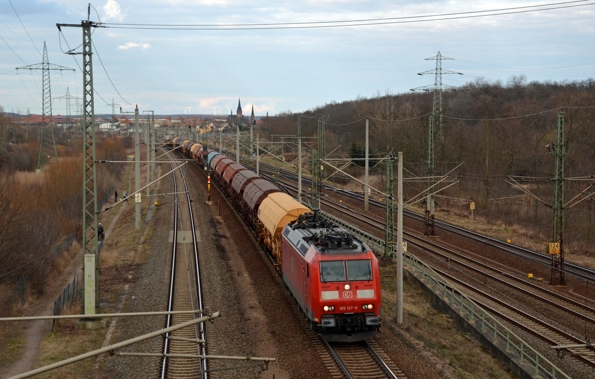 185 147 schleppte am 05.03.17 einen Schwenkdachwagenzug, welcher Dünger aus Piesteritz geladen hatte, durch Holzweissig Richtung Leipzig. 