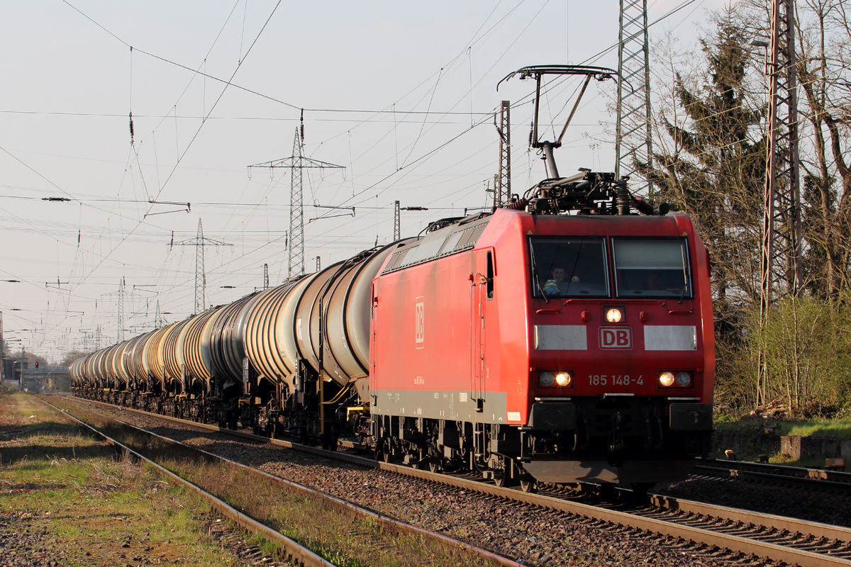185 148-4 durchfährt Ratingen-Lintorf Gruß zurück an den Tf! Niklas der bei der Durchfahrt einen Sturm der Begeisterung auslöste bei den anwesenden Spottern die ihn alle kannten 14.3.2015 