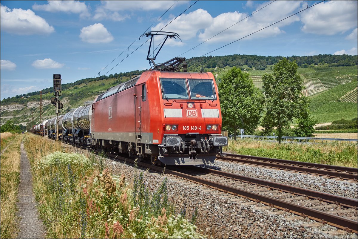 185 148-4 passiert am 05.07.2017 mit einen Kesselzug Thüngersheim um weiter in Richtung Würzburg/M. zu fahren.