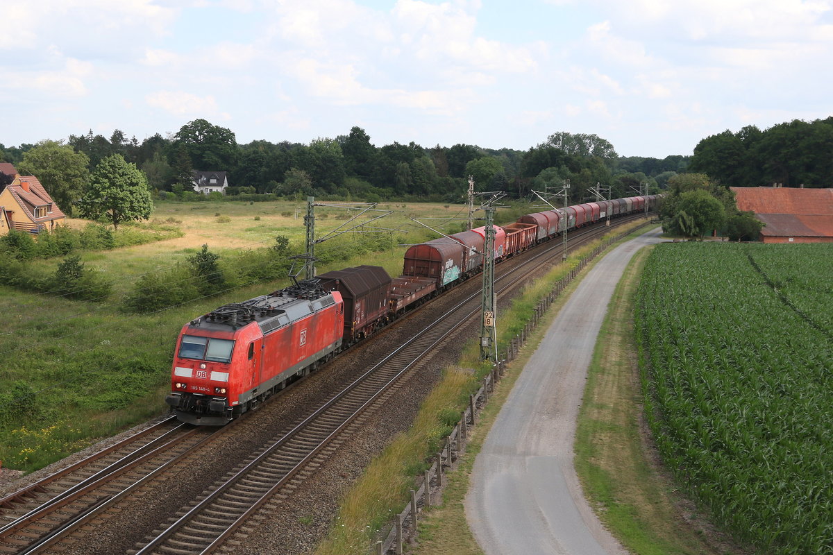 185 148 mit einem gemischten Güterzug am 25. Juni 2020 bei Langwedel/Niedersachsen.
