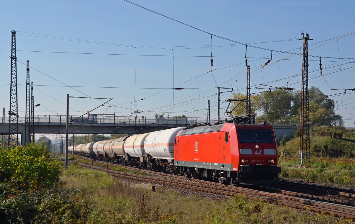 185 148 passiert mit einer Kesselwagenzug in Richtung Merseburg am 12.10.15 Naumburg.
