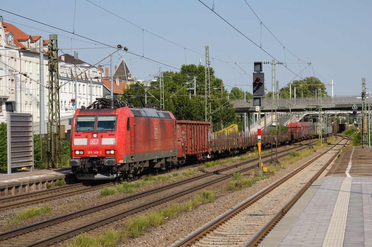 185 149 mit gemischtem Güterzug am 15.07.2022 in Esslingen. 