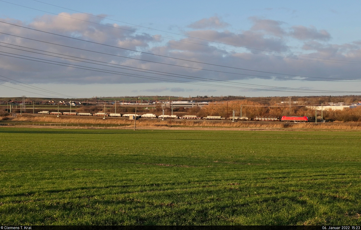 185 150-0 unterwegs mit Stahlelementen am Roßgraben in Angersdorf Richtung Halle (Saale).

🧰 DB Cargo
🕓 6.1.2022 | 15:23 Uhr