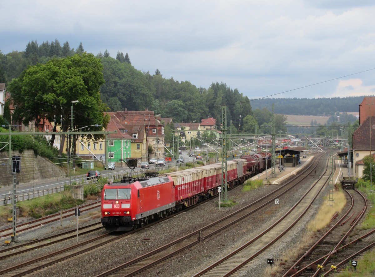 185 150-0 zieht am 14.August 2014 einen gemischten Gterzug durch Kronach in Richtung Lichtenfels.