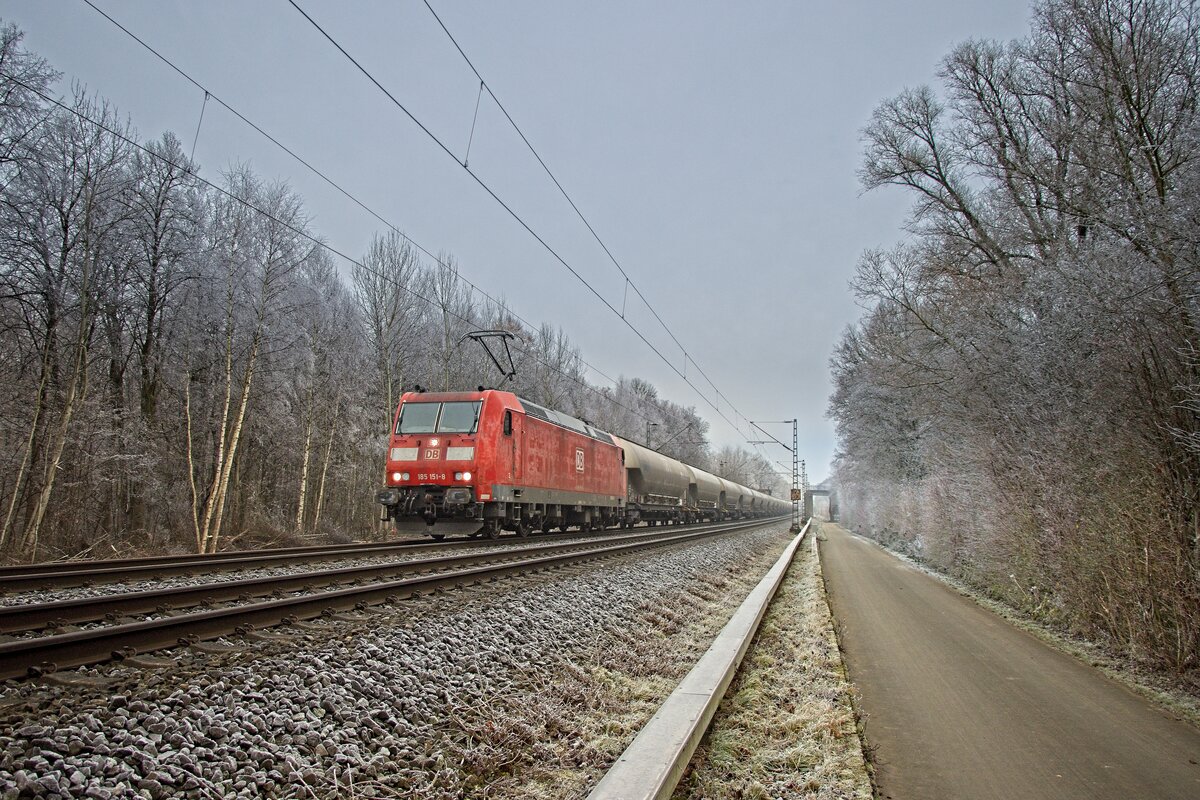 185 151-8 mit Silowagen bei Unna-Mühlhausen (23.12.2021)