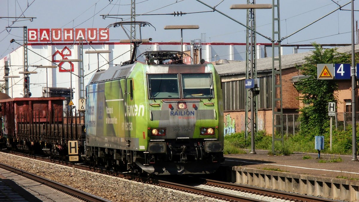 185 152-6 fährt mit Werbung für k+s durch das Gleis 4 des Bf Mannheim-Waldhof. Nun fährt dieser Güterzug (wie fast alle Gz) über die östliche Riedbahn direkt zum Mannheimer Rangierbahnhof. Aufgenommen am 19. Mai 2018.