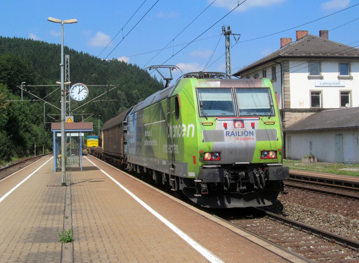 185 152-6  K+S  zieht am 23. Juli 2014 einen gemischten Güterzug durch Ludwigsstadt in Richtung Kronach.
