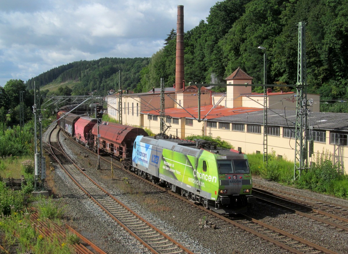 185 152-6  K+S  zieht am 12. August 2014 einen gemischten Güterzug durch Kronach in Richtung Saalfeld.