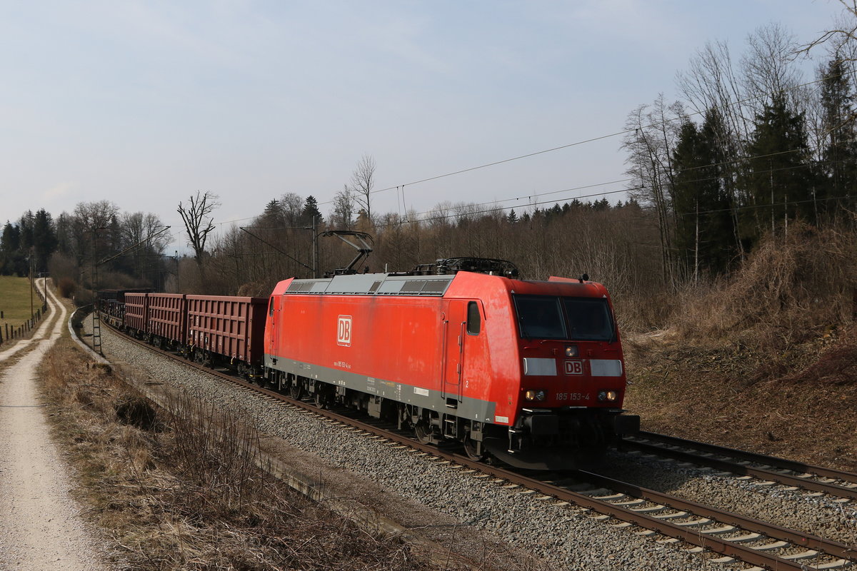 185 153 war am 9. März 2021 bei Grabenstätt mit einem Stahlzug in Richtung Freilassing unterwegs.