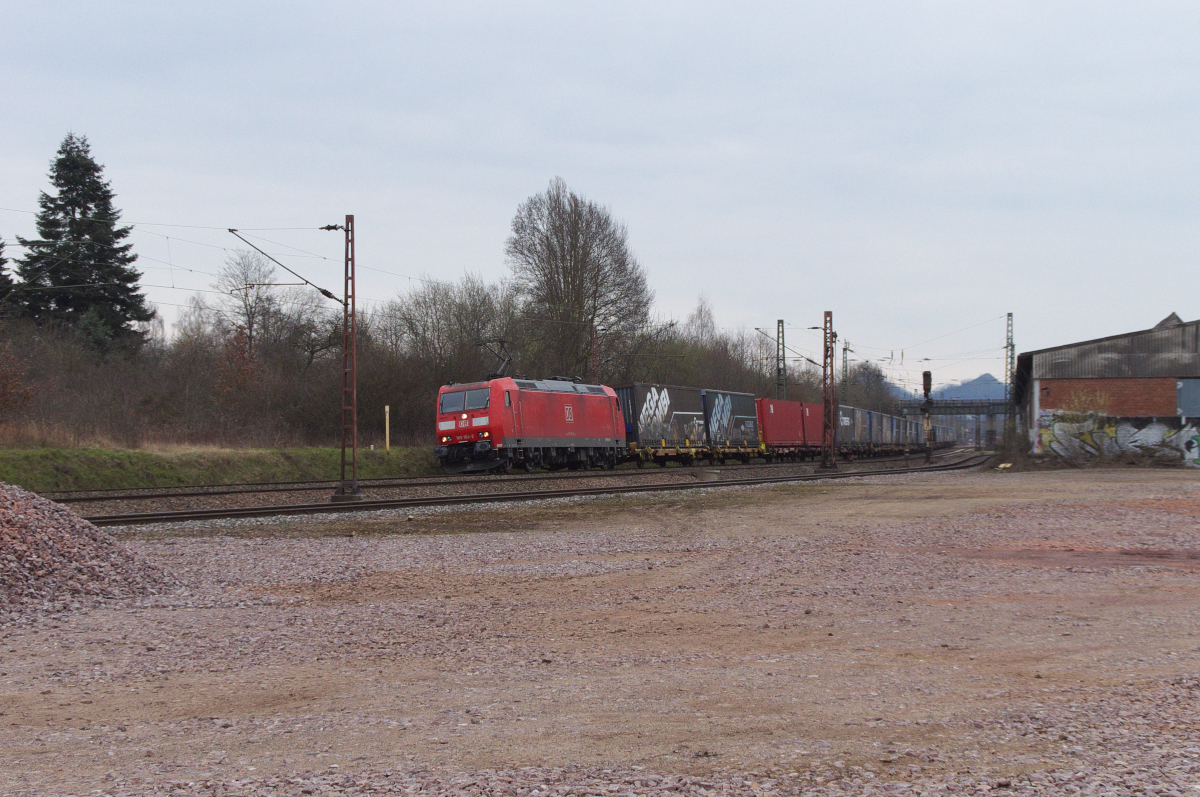 185 154 ist dem Mega Combi Containerzug im Saartal unterwegs. Aus Richtung Saarbrücken kommend passiert der Zug das ehemalige Außenlager des Brückenlagers Karthaus bei Bous Saar. 24.03.2016 Bahnstrecke 3230 Saarbrücken - karthaus - Und so sieht das ganze von Oben aus! https://vimeo.com/160279953