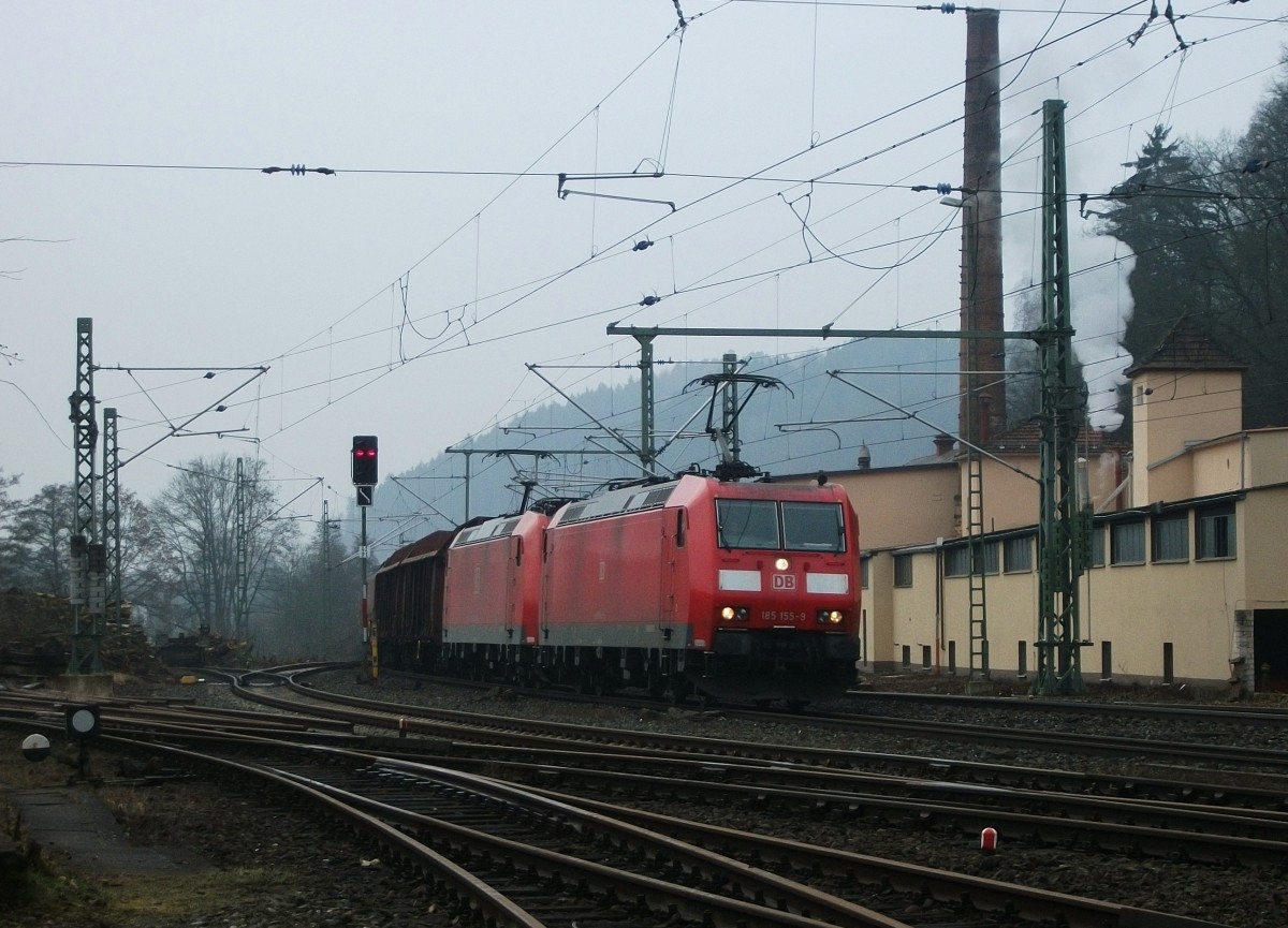 185 155-9 und eine weitere 185er ziehen am 06.Mrz 2014 einen gemischten Gterzug durch Kronach in Richtung Saalfeld.