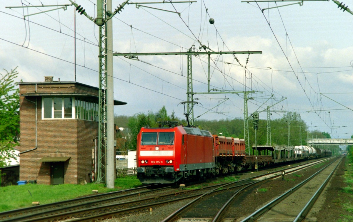 185 155 mit FIR 51361 (Gremberg–Nrnberg Rbf) am 18.04.2007 vor dem Stellwerk in Nauheim (bei Gro Gerau), aufgenommen vom Bahnsteigende