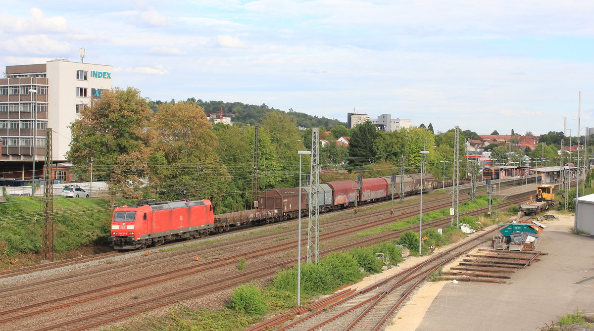 185 155 mit gemischtem Güterzug am 03.09.2020 in Oberesslingen. 