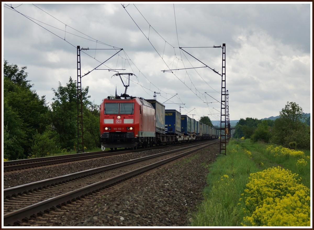 185 156-7 bei Thüngersheim mit einen Aufliegerzug am 08.05.14.