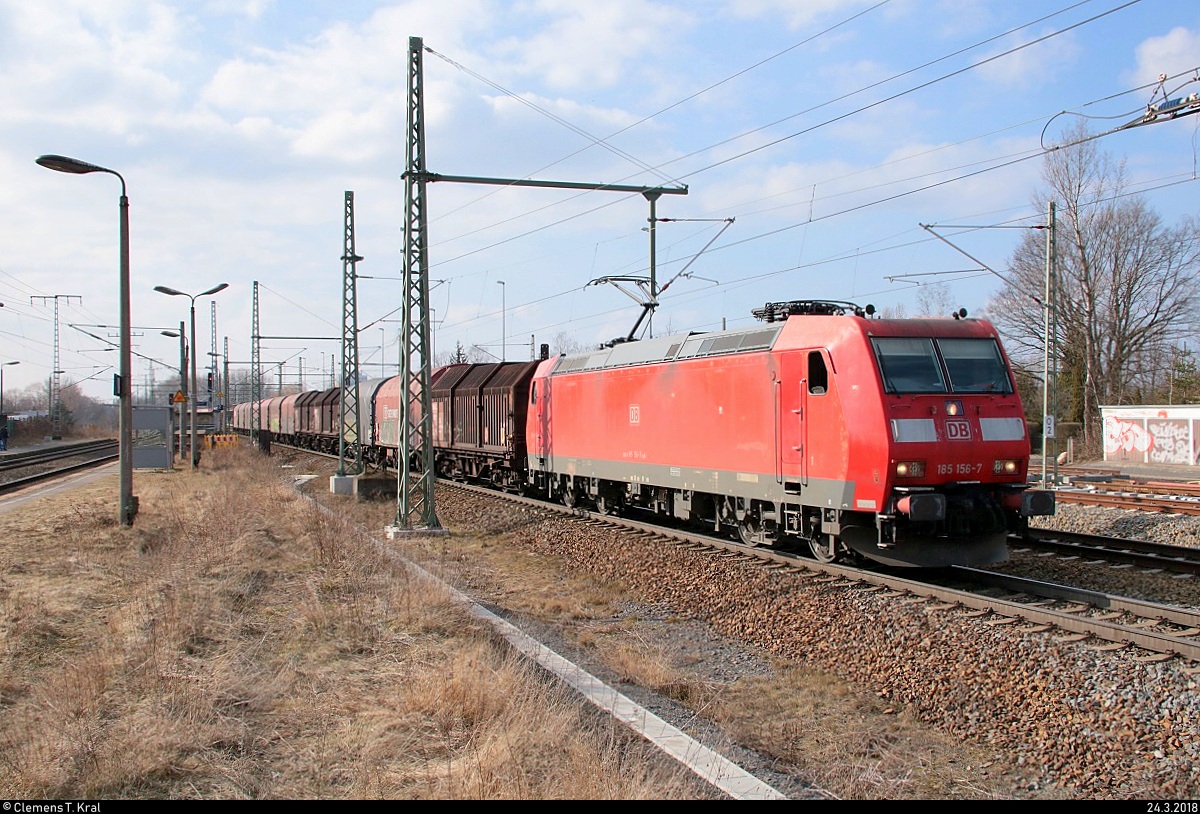185 156-7 DB als gemischter Gz durchfährt den Bahnhof Leipzig-Thekla auf der Bahnstrecke Leipzig-Wahren–Leipzig-Engelsdorf (6369) Richtung Leipzig-Schönefeld. Diese Strecke ist Teil des Leipziger Güterrings. [24.3.2018 | 15:24 Uhr]