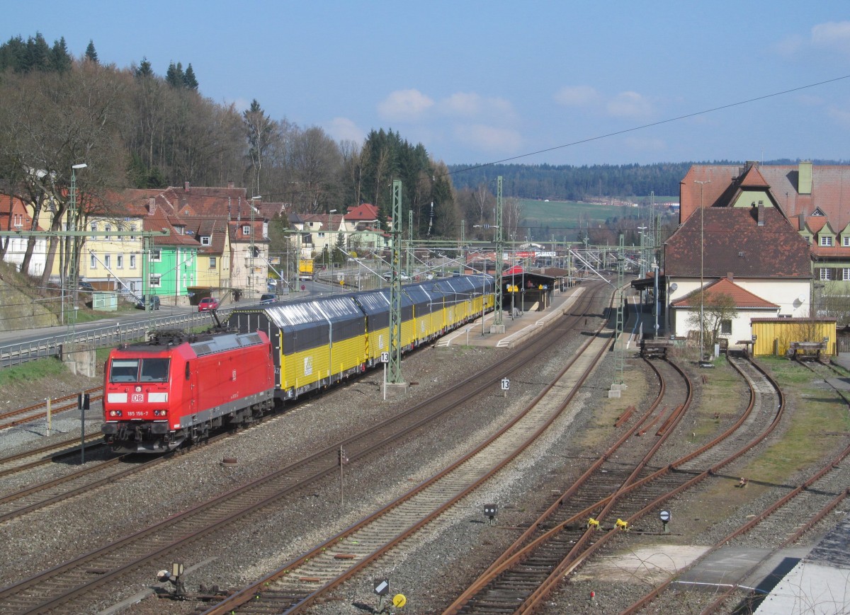 185 156-7 zieht am 27. März 2014 einen gemischten Güterzug durch Kronach in Richtung Lichtenfels.