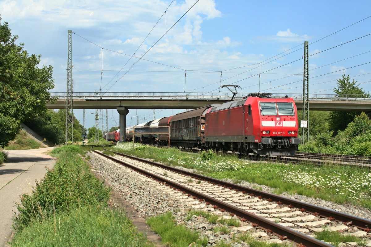 185 157-5 mit einem gemsichten Gterzug Richtung Sden am Nachmittag des 03.08.13 bei der Durchfahrt durch den Bahnhof Mllheim (Baden).