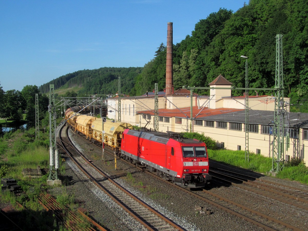 185 157-5 zieht am 07. Juni 2014 einen Harnstoffzug durch Kronach in Richtung Saalfeld.