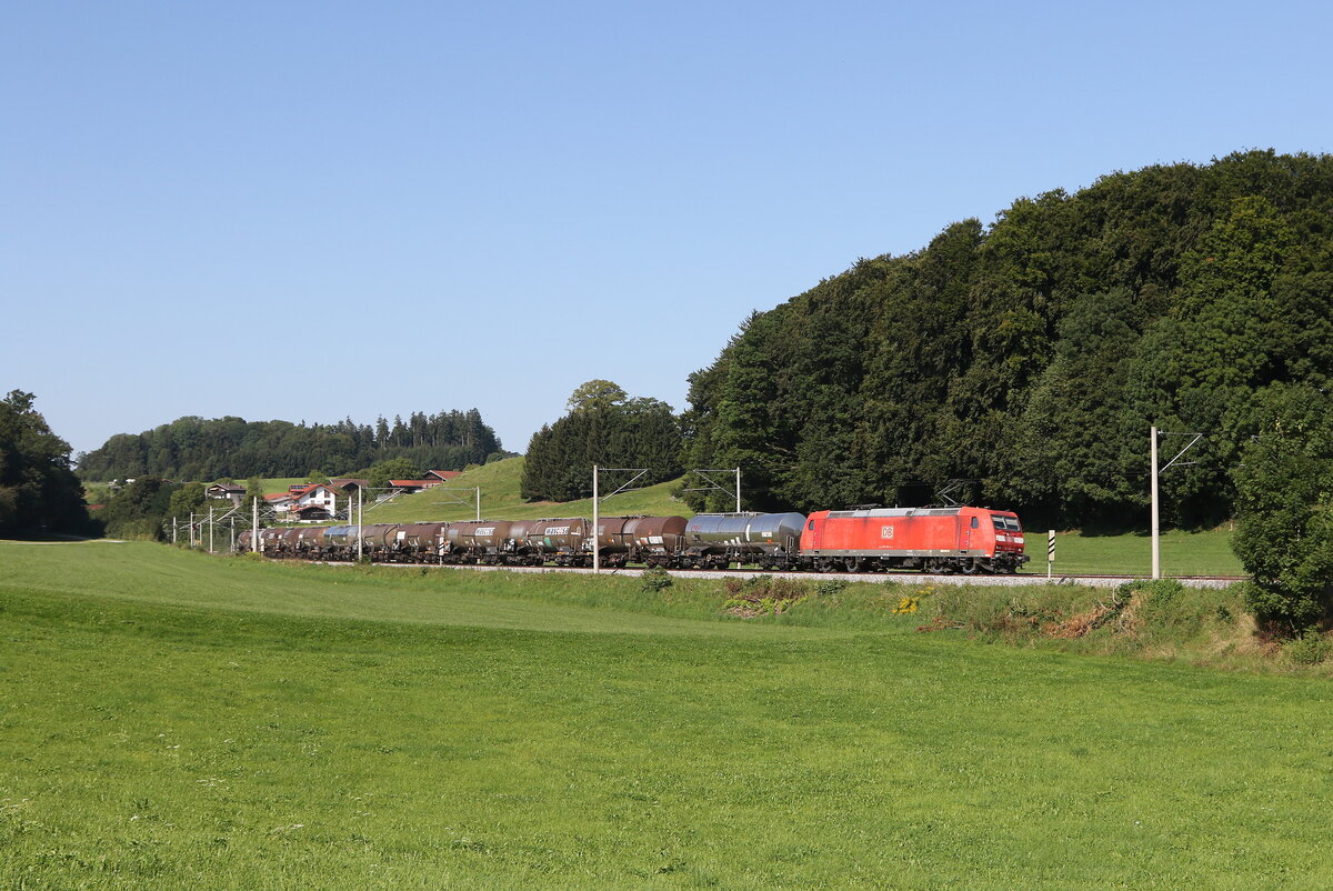 185 157 mit einem Kesselwagenzug aus München kommend am 22. August 2023 bei Axdorf/Traunstein.