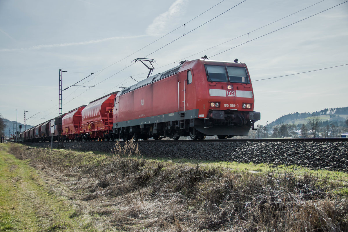 185 158-2 ist am 14.03.2017 mit einen Schüttgutzug in Richtung Bebra bei Reilos unterwegs.
