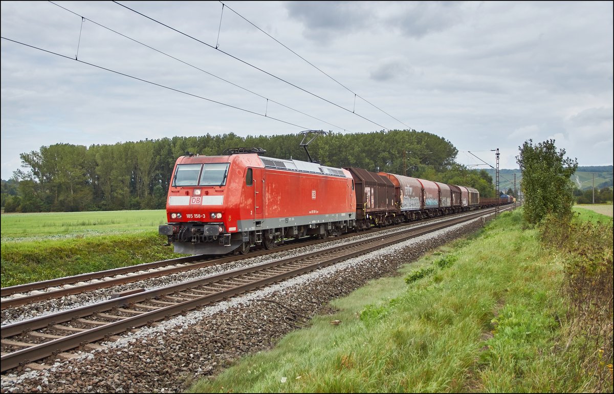 185 158-3 ist am 07.09.2017 mit einen gemischten Güterzug bei Retzbach zu sehen.