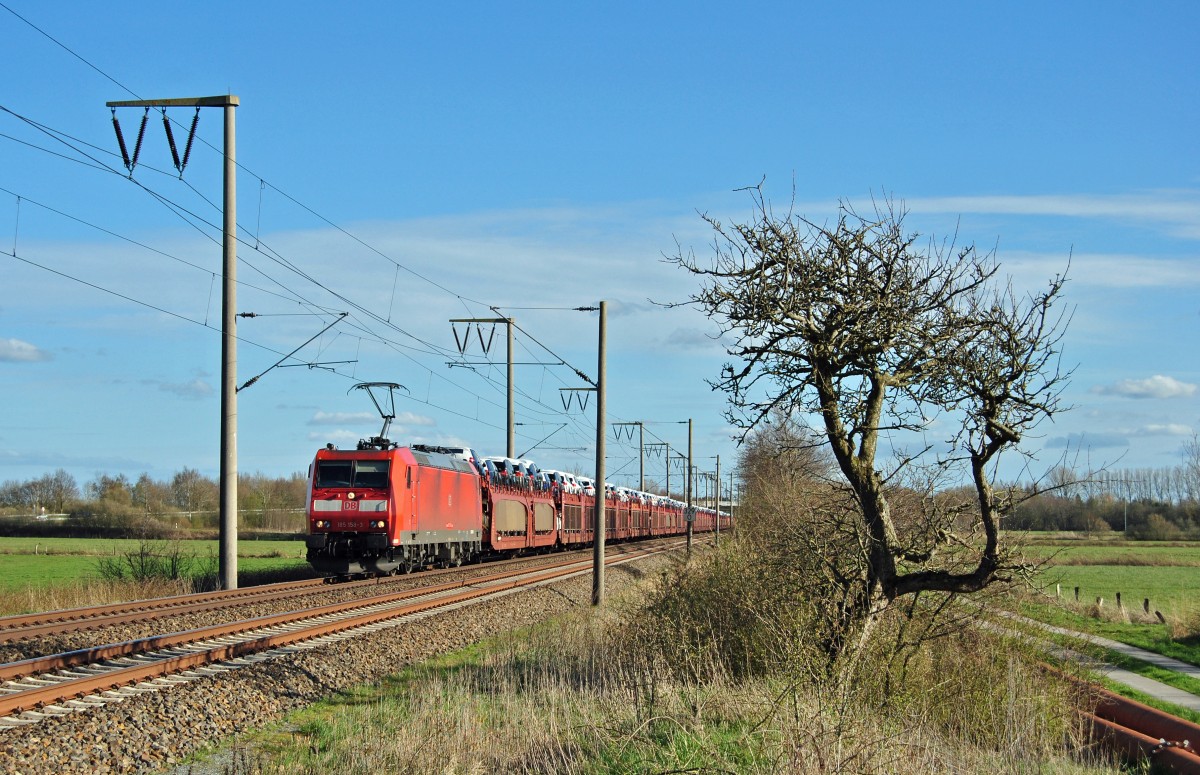 185 158-3 fuhr am 16.04.2015 mit einem Güterzug nach Emden, hier bei Veenhusen.