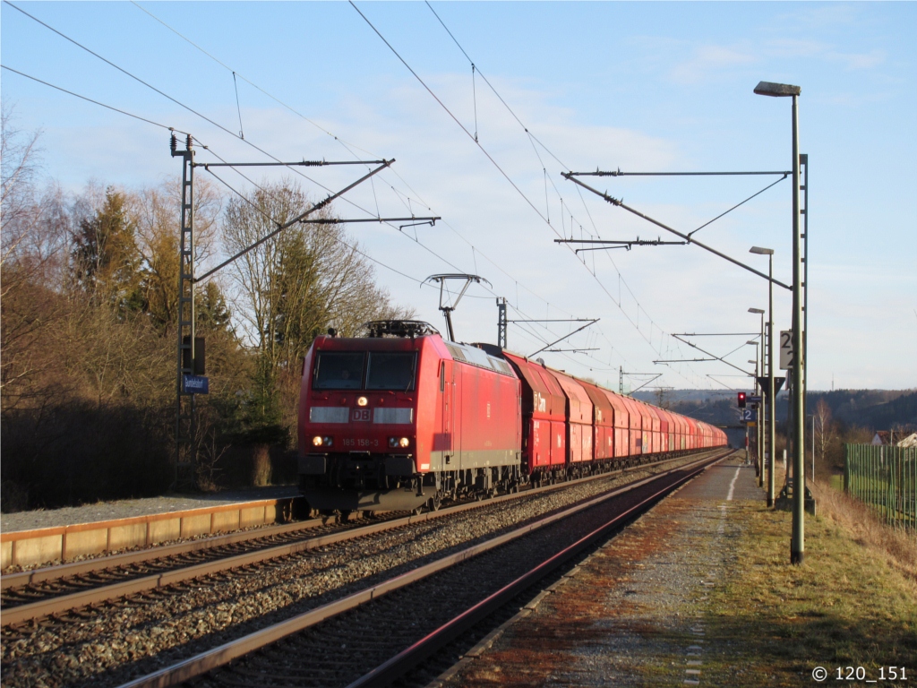 185 158-3 zieht am 03.M�rz 2015 einen Talns-Zug durch Gundelsdorf in Richtung Saalfeld.