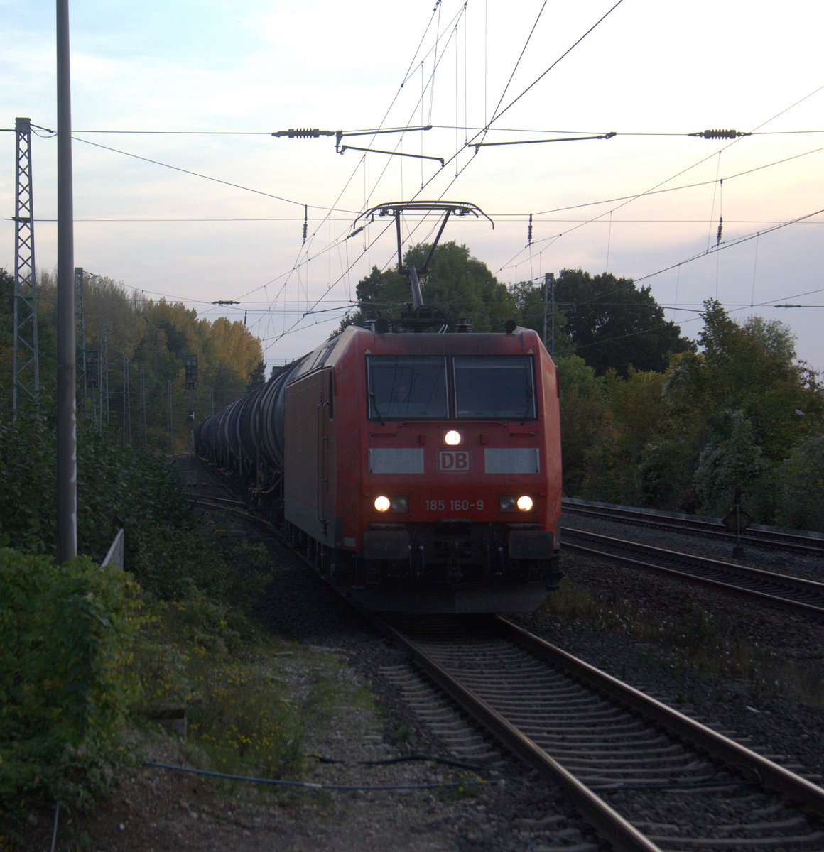 185 160-9 DB kommt als Umleiter aus Richtung Aachen-West mit einem Ölzug aus Antwerpen-Petrol(B) nach Basel(CH) und fährt durch Kohlscheid in Richtung Herzogenrath,Mönchengladach. Aufgenommen von Bahnsteig 1 in Kohlscheid. 
In der Abendstimmung am Abend vom 14.10.2019.