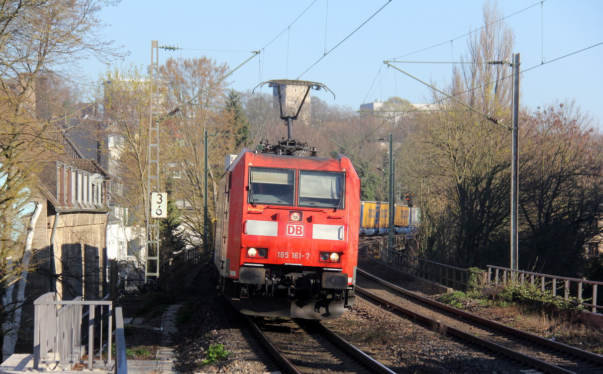 185 161-7 DB kommt aus Richtung Aachen-West mit einem LKW-Zug aus Zeebrugge-Vorming(B) nach Novara-Boschetto(I) und fährt durch Aachen-Schanz in Richtung Aachen-Hbf,Aachen-Rothe-Erde,Stolberg-Hbf(Rheinland)Eschweiler-Hbf,Langerwehe,Düren,Merzenich,Buir,Horrem,Kerpen-Köln-Ehrenfeld,Köln-West,Köln-Süd. 
Aufgenommen vom Bahnsteig von Aachen-Schanz. 
Am Morgen vom 29.3.2019.