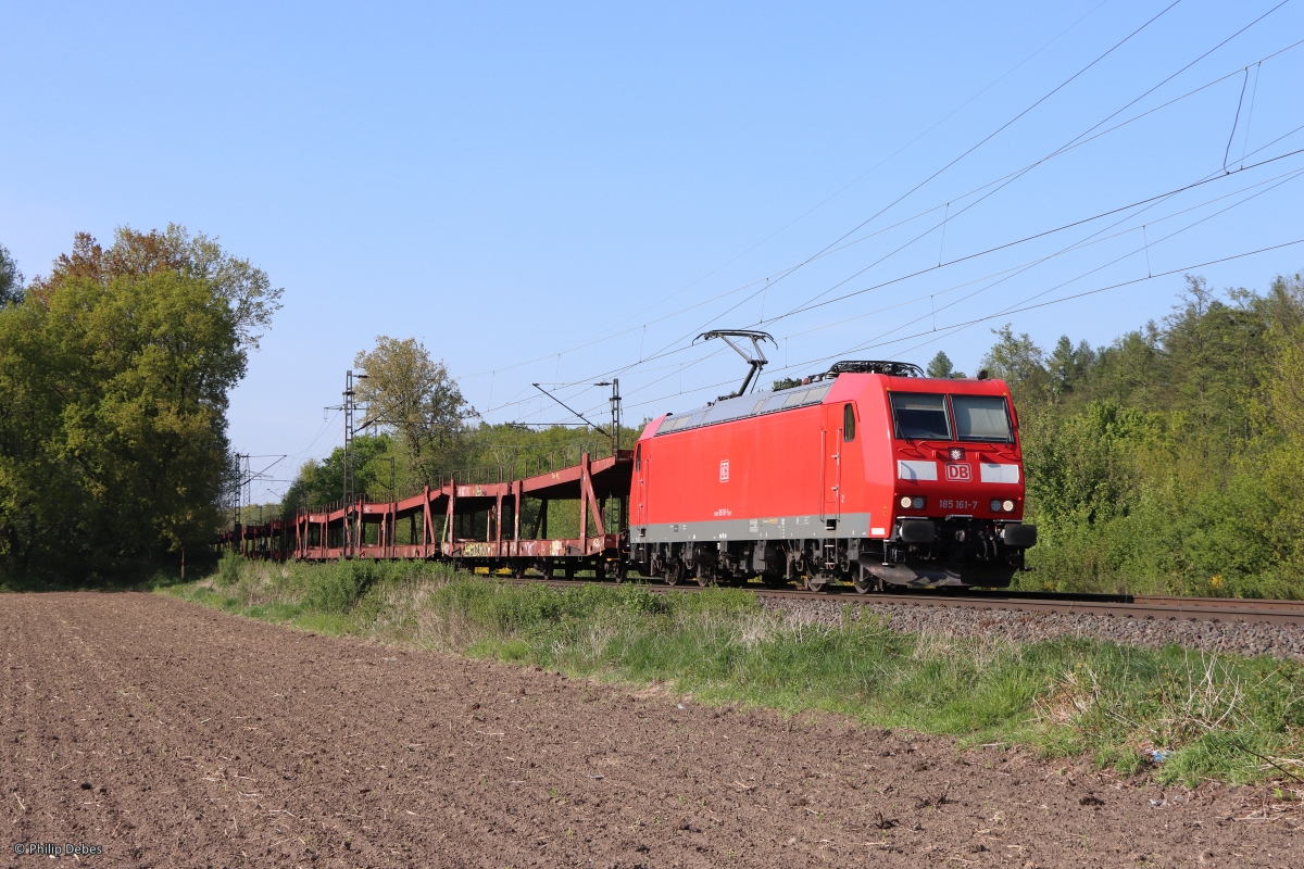 185 161-7 (DB) mit einem leeren Autotransportzug in Ratingen Lintorf, 28. April 2022