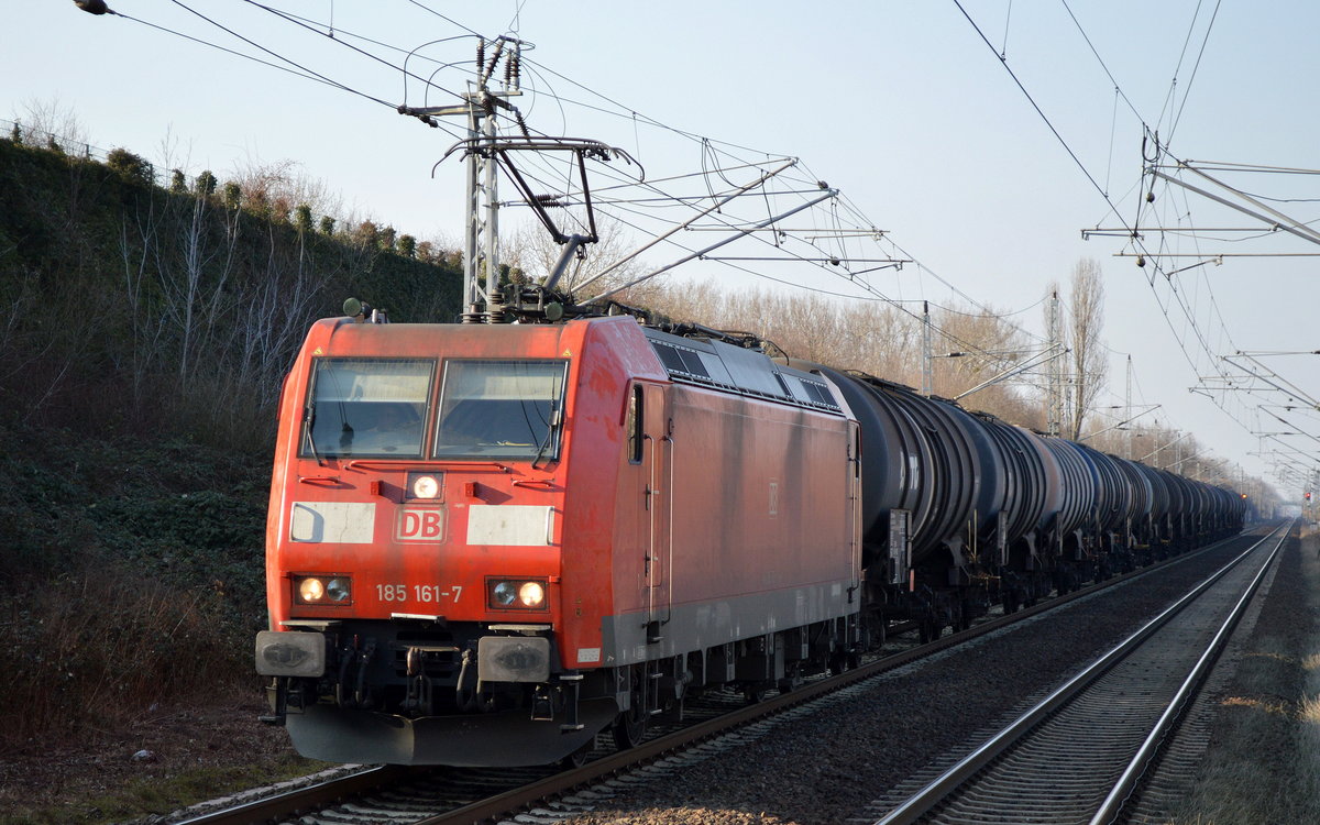 185 161-7 mit Kesselwagenzug (UN-Nr.: 30/1202 = Dieselkraftstoff oder Gasöl oder Heizöl (leicht)) am 20.02.18 Durchfahrt Bf. Berlin-Hohenschönhausen.