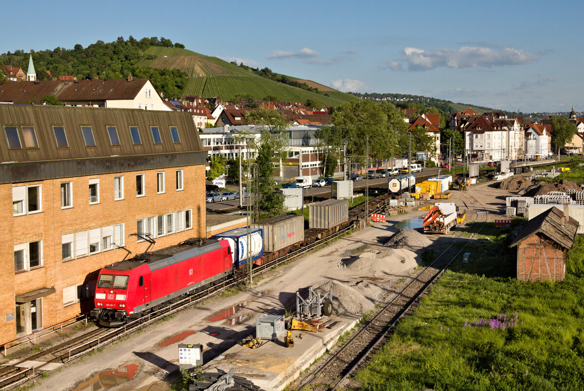 185 161 mit Containerganzzug am 13.05.2022 am Eszetsteg in Stuttgart. 